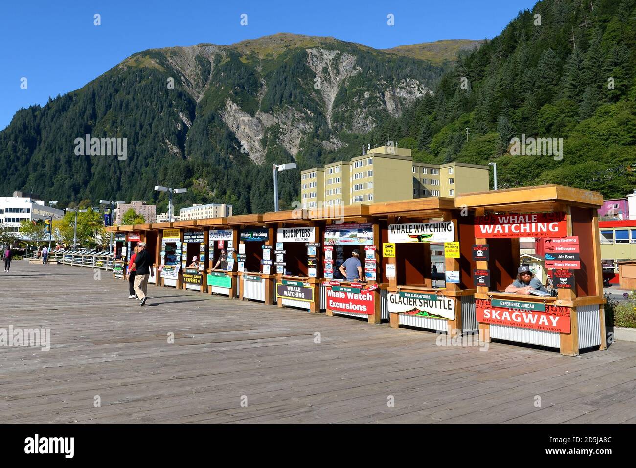 Visites guidées stands pour les touristes dans le port de Juneau en Alaska près de Marine Park. Banque D'Images