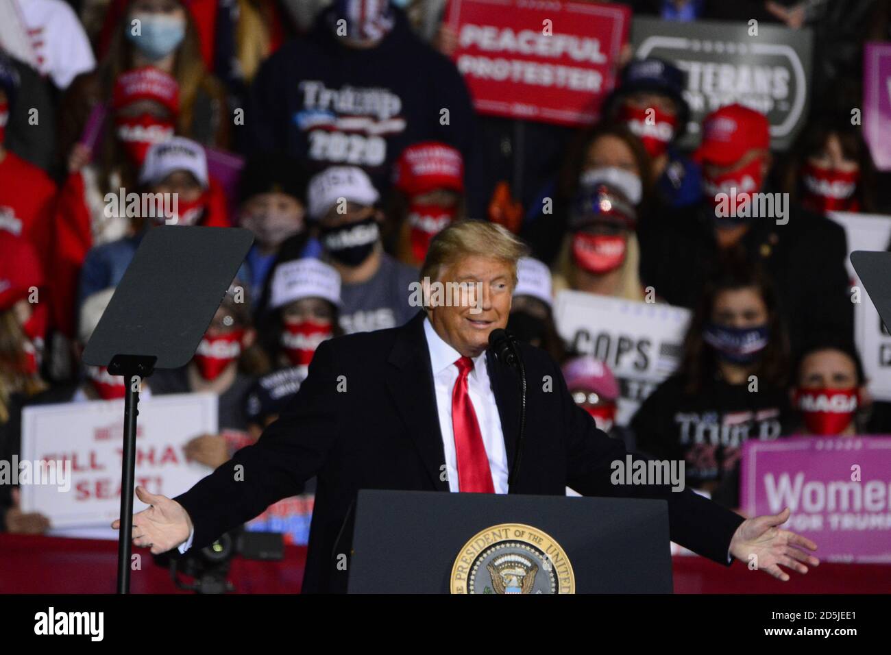 Johnstown, États-Unis. 13 octobre 2020. Le président Donald Trump s'adresse à ses partisans lors d'un rassemblement à l'aéroport John Murtha Johnstown-Cambria County, près de Johnstown, en Pennsylvanie, le mardi 13 octobre 2020. Photo par Archie Carpenter/UPI crédit: UPI/Alay Live News Banque D'Images