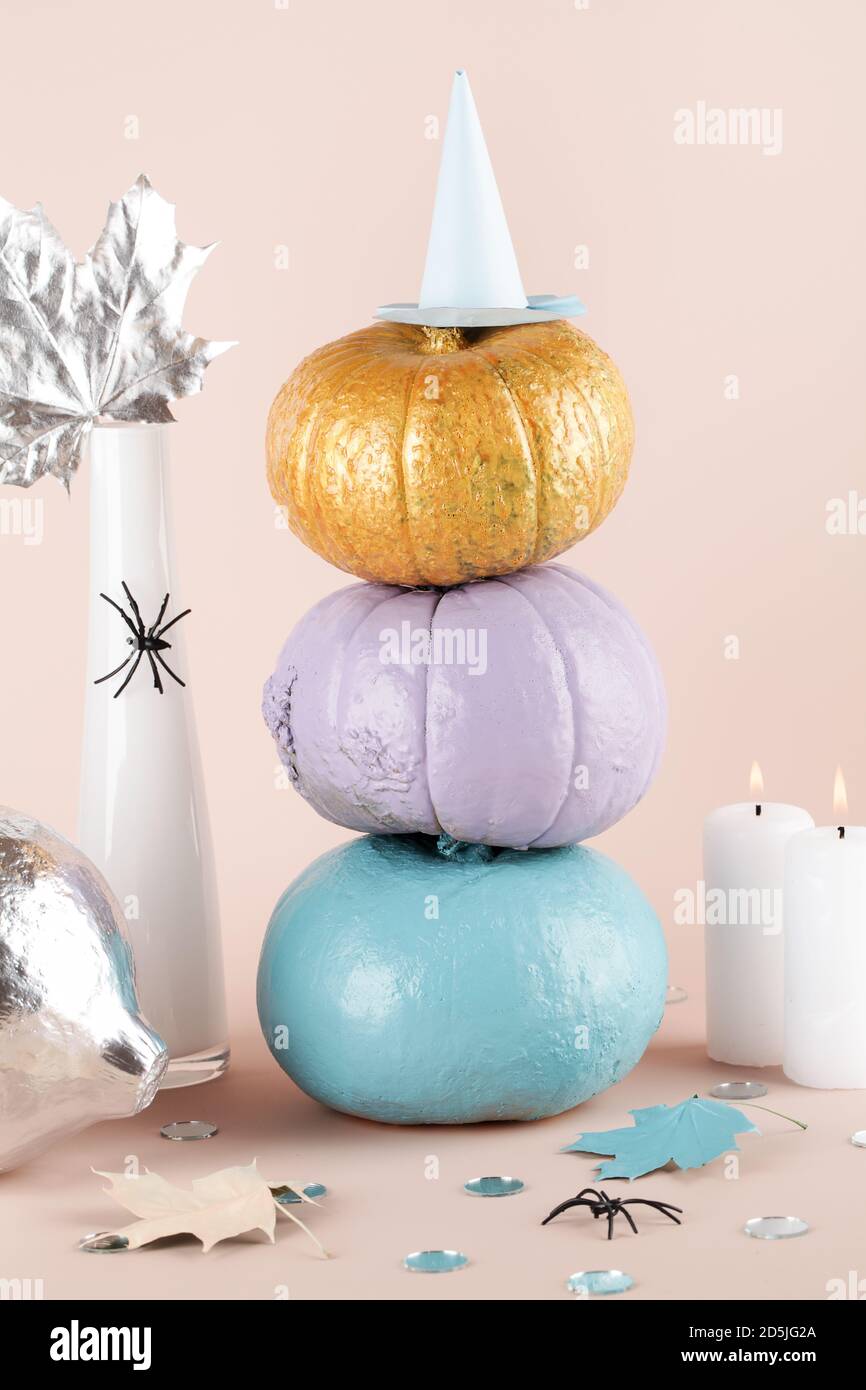 citrouilles bleu-violet et or avec bougies et vase sur fond beige.  Décorations d'Halloween. Concept de vacances tendance Photo Stock - Alamy