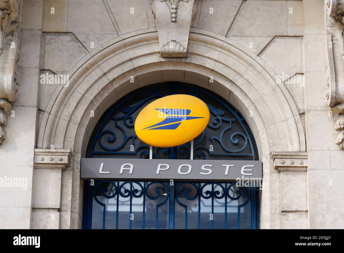 Bordeaux , Aquitaine / France - 10 10 2020 : l'agence d'entrée de la poste le logo et le texte de la poste sur la façade du bâtiment Banque D'Images