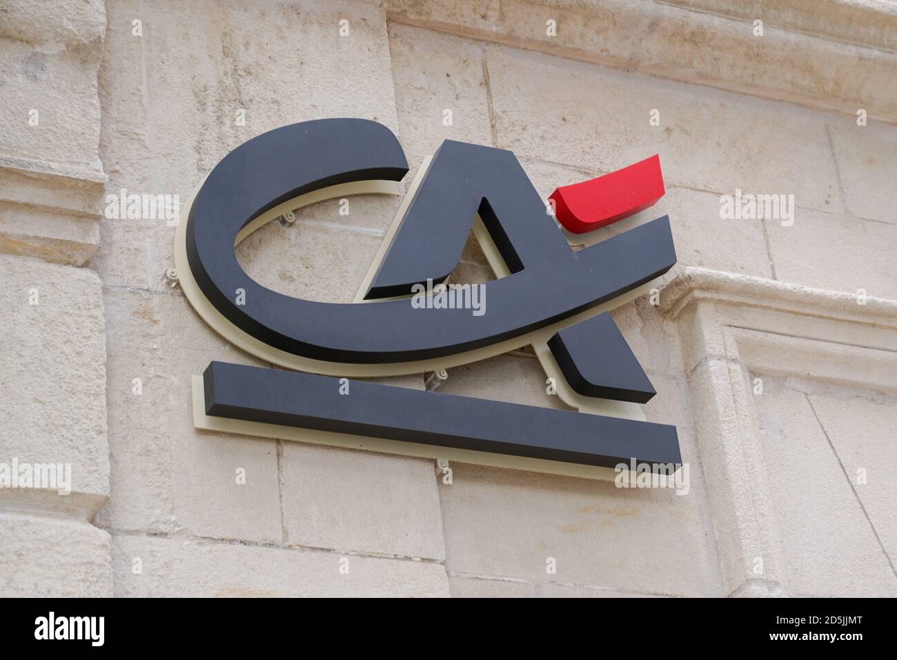 Bordeaux , Aquitaine / France - 10 10 2020 : CA crédit agricole signe et logo gris sur le bureau de banque de l'agence française Banque D'Images
