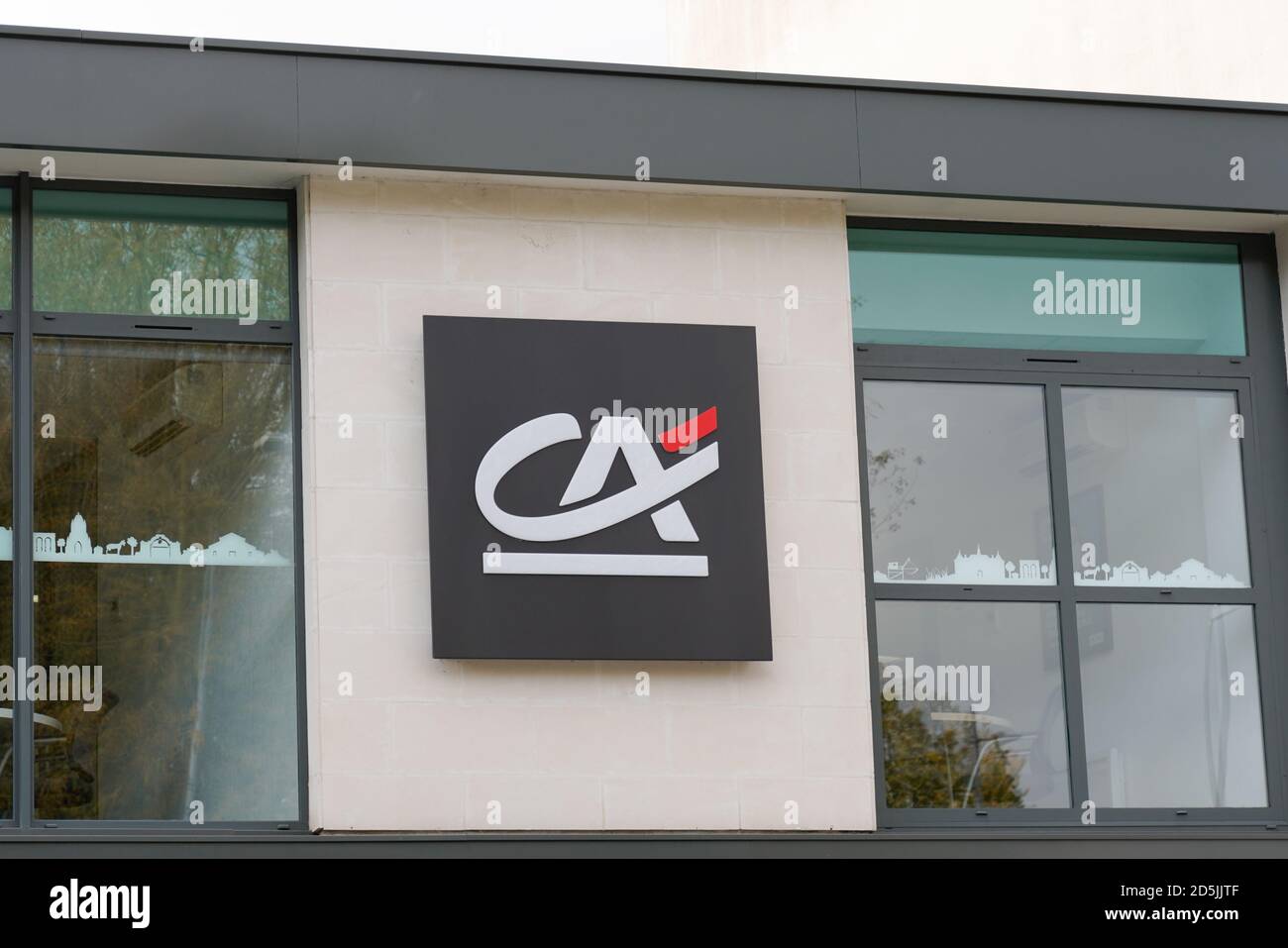 Bordeaux , Aquitaine / France - 10 10 2020 : CA crédit agricole signe et logo sur l'entrée du bureau de banque de l'agence murale Banque D'Images