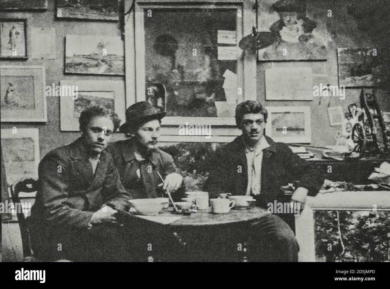 Photo rétro de Raoul Dufy (à gauche) et Othon Friesz (à droite) dans leur studio. 1900 Raoul Dufy (1877 – 1953) est un peintre Fauvist français, frère de Jean Banque D'Images