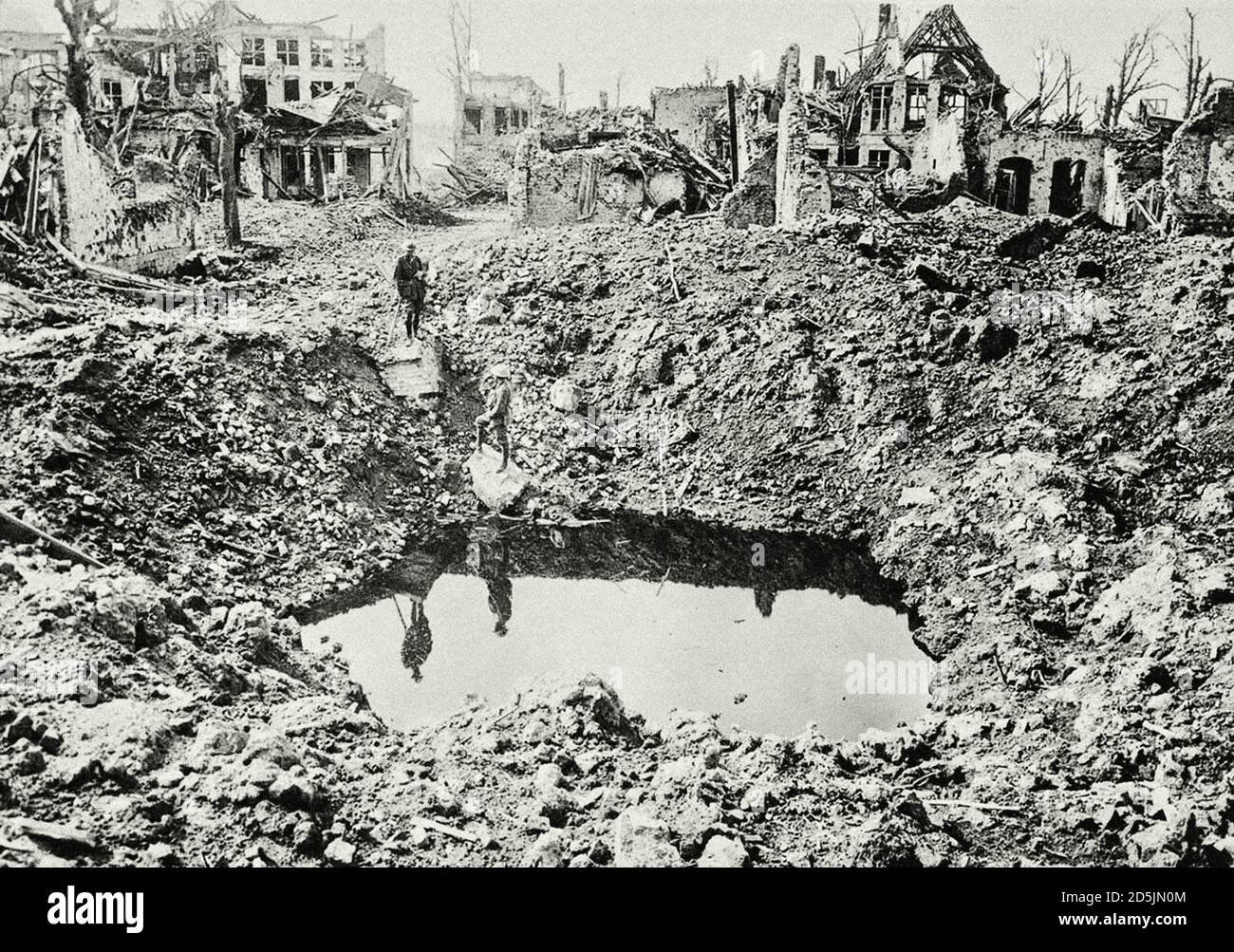 Un gigantesque cratère de coquillages, 75 yards de circonférence, Ypres, Belgique, octobre 1917. Banque D'Images