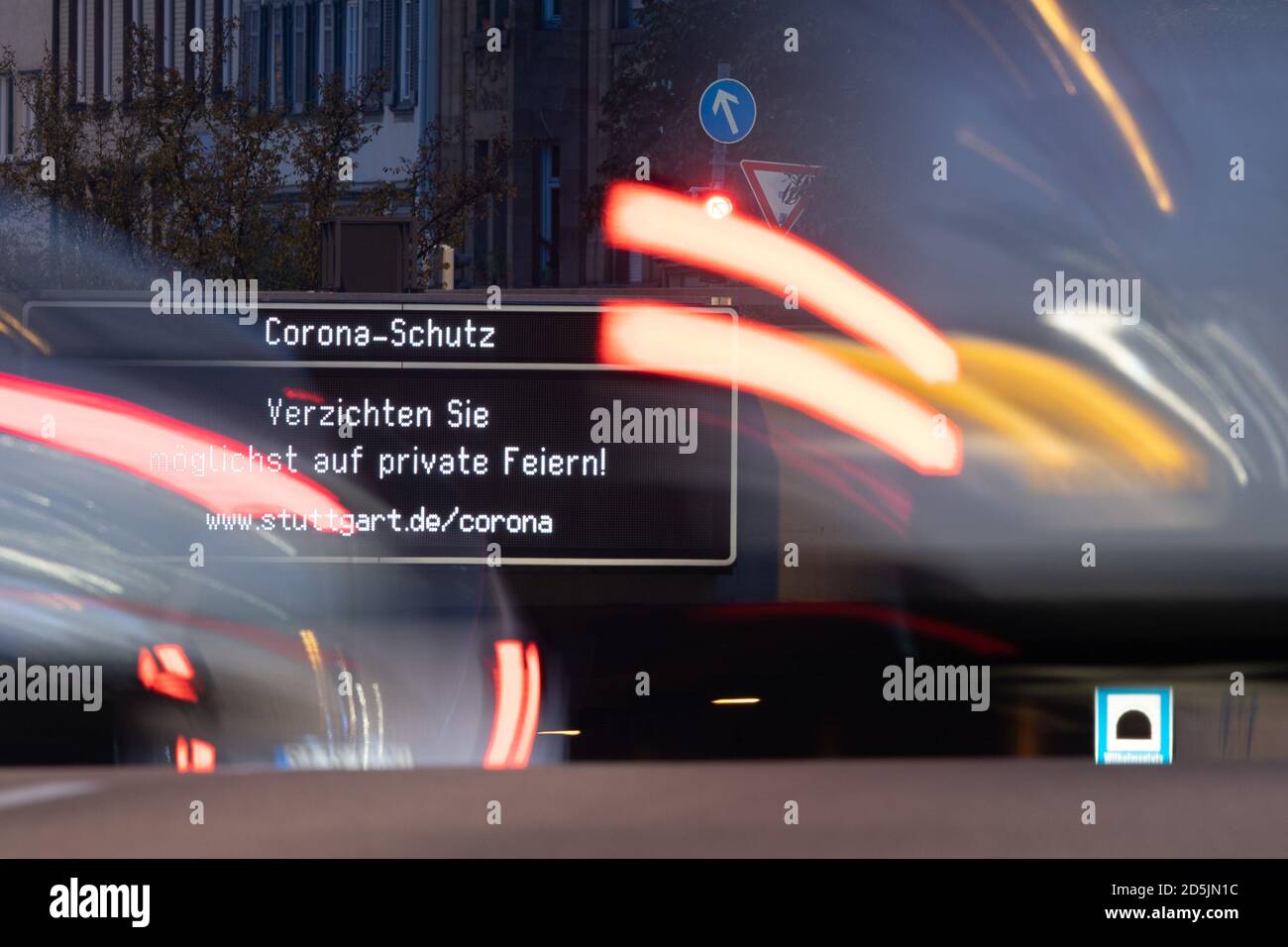Stuttgart, Allemagne. 14 octobre 2020. Les voitures se trouvent sur le périphérique en face d'une publicité, sur le 'Corona-Schutz. Évitez les fêtes privées si possible ! ». Des règles Corona plus strictes entrent en vigueur dans la capitale de l'État. Entre autres choses, les fêtes privées sont maintenant seulement autorisées à avoir dix participants, dans les salles publiques et louées puis 25. Les parties illégales doivent être empêchées par davantage de contrôles. Credit: Sebastian Gollnow/dpa/Alay Live News Banque D'Images