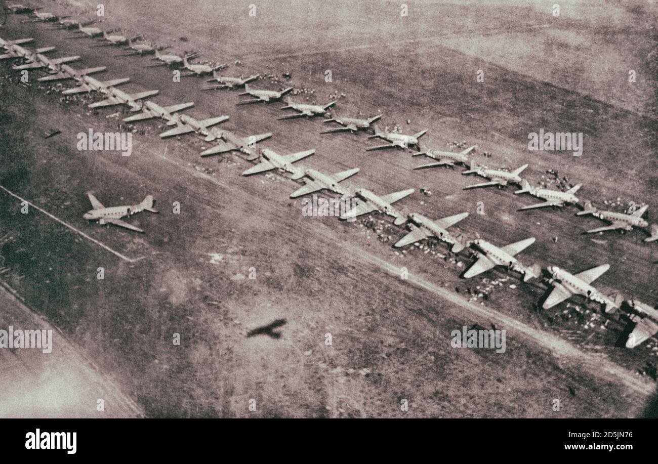 LES parachutistes AMÉRICAINS des alliés sont chargés sur un avion Dakota C-47 avant l'opération Market Garden. Gris Grande-Bretagne. 17 septembre 1944 Banque D'Images