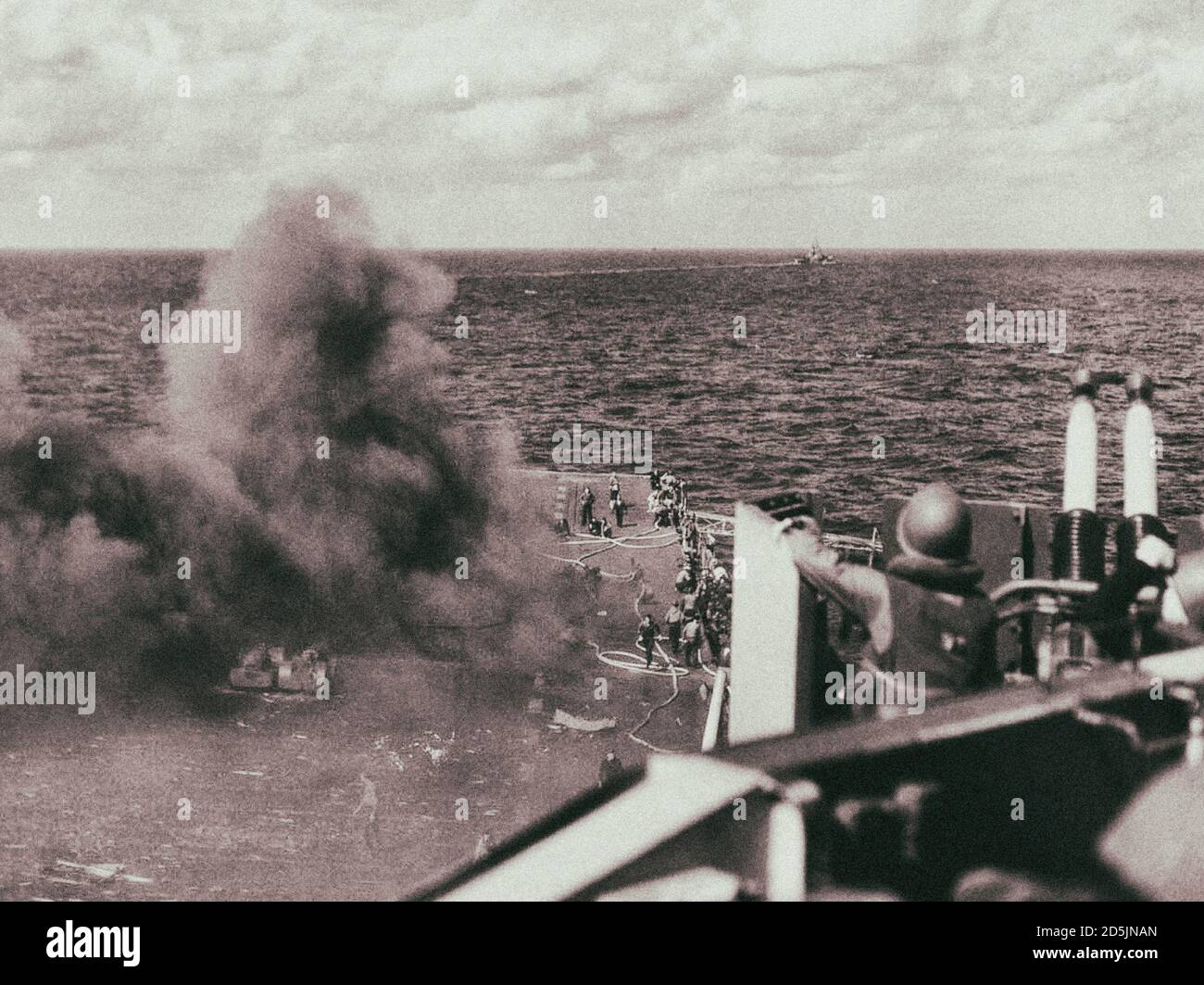 Le porte-avions Ticonderoga américain (CV-14) après l'attaque kamikaze japonaise, l'avion Kamikaze s'est écrasé dans le pont de vol, et son expo de bombe Banque D'Images