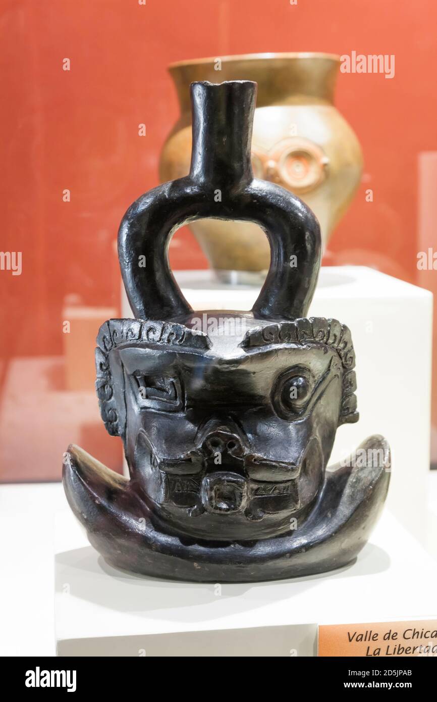 Bouteille de bec d'étrier avec le visage de félin, la culture chavin, 'Musée national d'archéologie, d'anthropologie et d'histoire du Pérou', Lima, Pérou, Amérique du Sud Banque D'Images