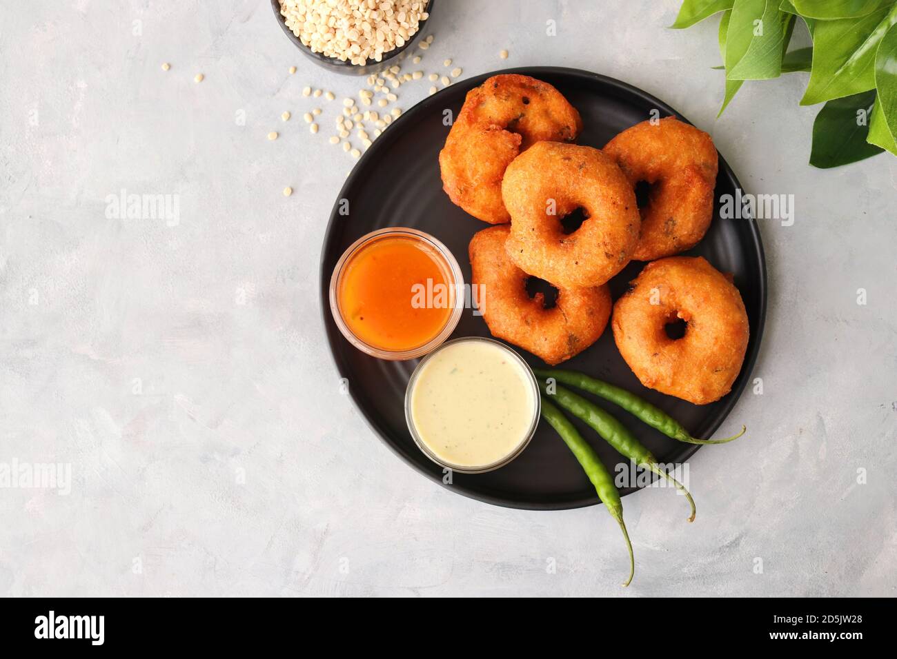 Vada ou Medu vadai avec sambar et chutney de noix de coco - en-cas populaire sud-indien. Ingrédients de recette avec espace de copie Banque D'Images