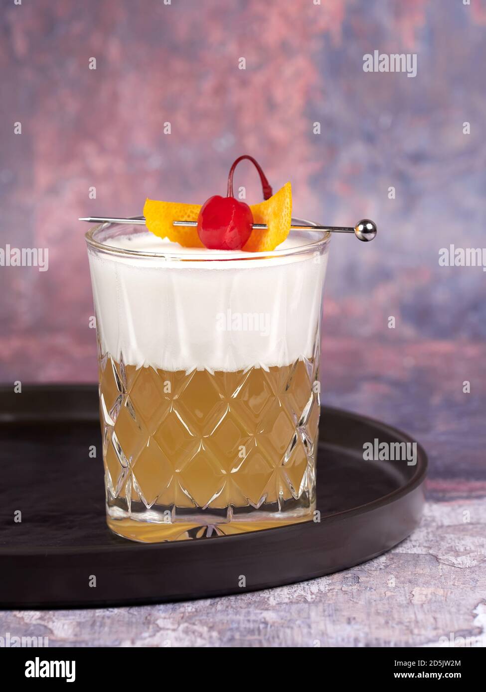 Aigre de whisky : cocktail à base de whisky, de jus de citron, de sirop  simple et de blanc d'œuf Photo Stock - Alamy