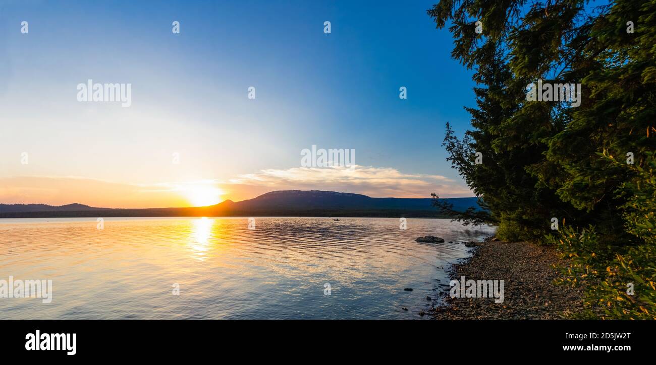Magnifique coucher de soleil sur le lac. Été Banque D'Images