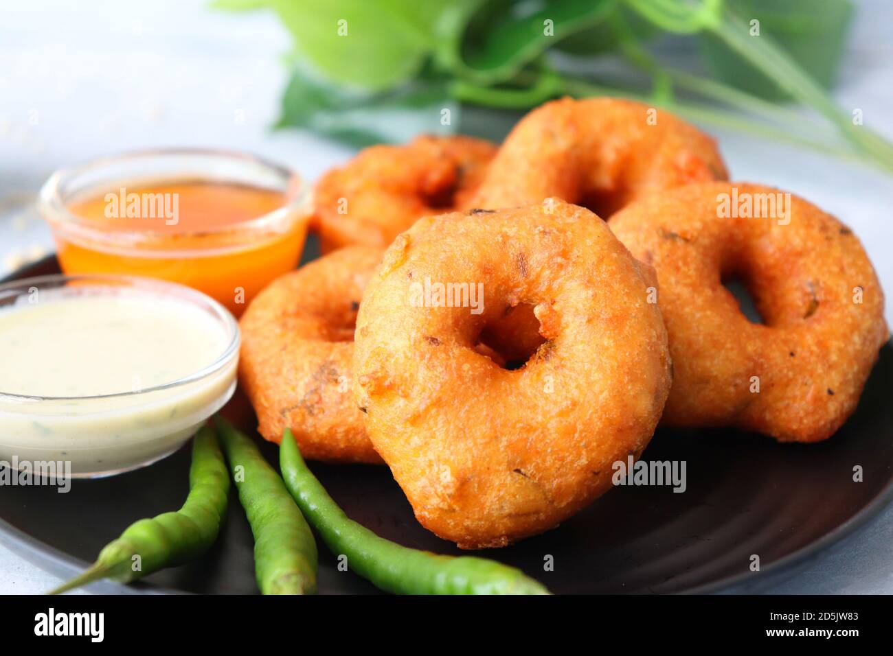 Vada ou Medu vadai avec sambar et chutney de noix de coco - en-cas populaire sud-indien. Ingrédients de recette avec espace de copie Banque D'Images