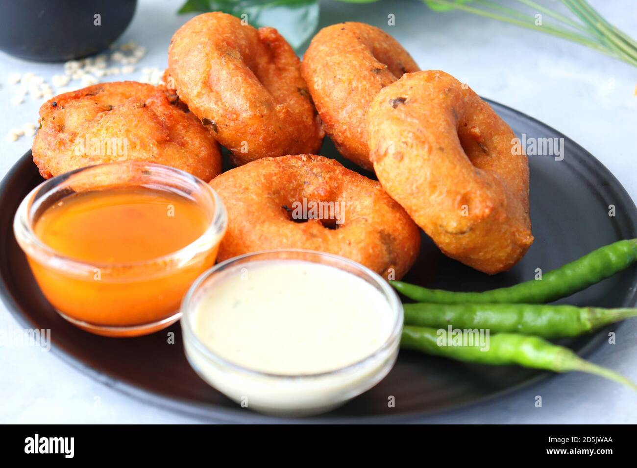 Vada ou Medu vadai avec sambar et chutney de noix de coco - en-cas populaire sud-indien. Ingrédients de recette avec espace de copie Banque D'Images