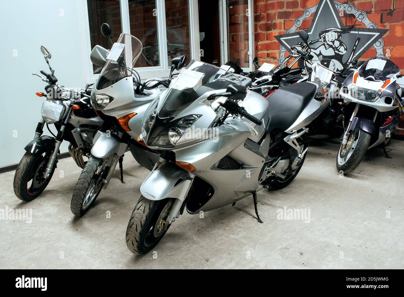 Gray sports belles motos dans un spectacle automobile. Beaucoup de motos garées dans un magasin. Vente de motos en cabine. Équipement de garage d'exposition. Banque D'Images
