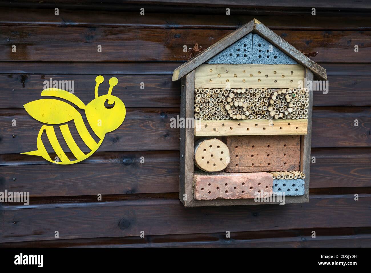 Insecte House ; avec Bee Cut Out ; Royaume-Uni Banque D'Images