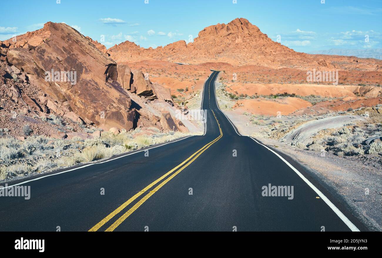 Route pittoresque du désert du Nevada, image colorée, États-Unis. Banque D'Images