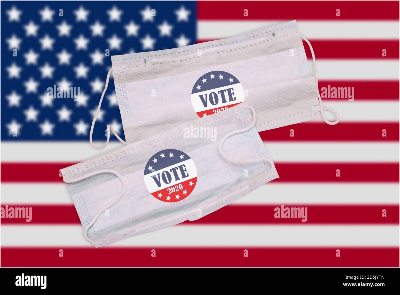 Masques médicaux sur le fond du drapeau américain avec un bouton de vote. Élections présidentielles 2020 aux États-Unis d'Amérique. Protection contre Banque D'Images