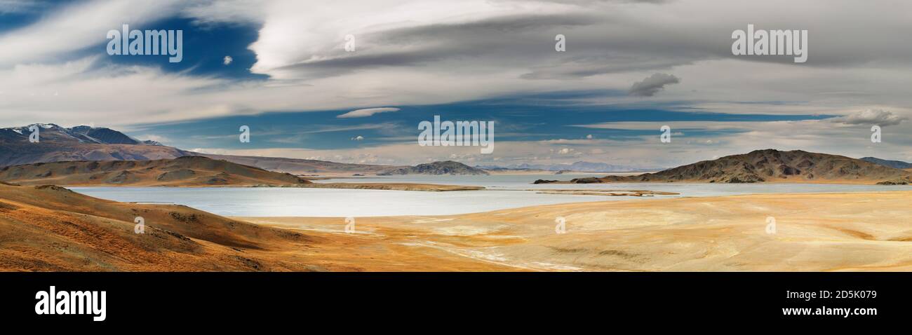 Paysage avec beau lac, Mongolie occidentale Banque D'Images