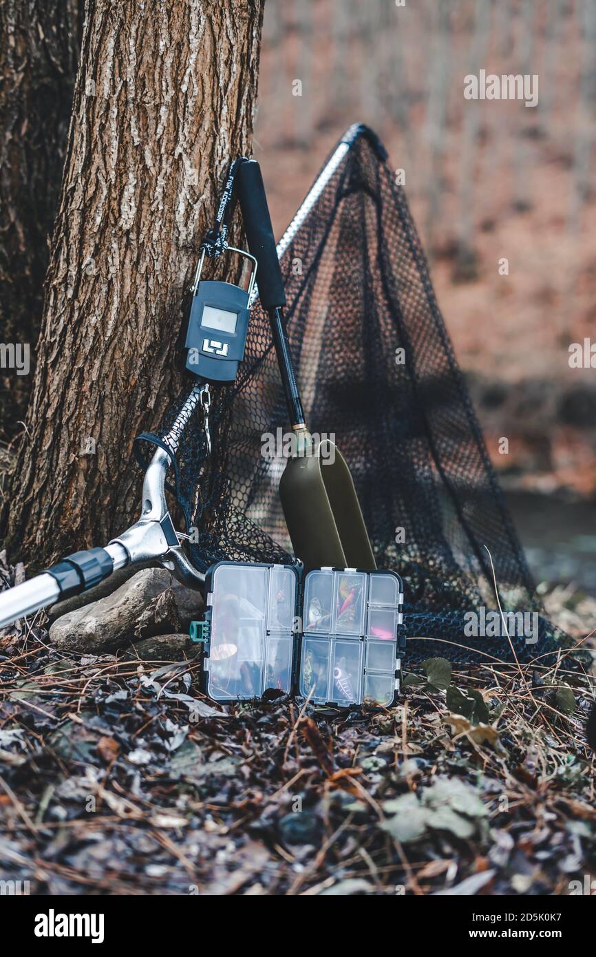 Caisse d'équipement de pêche, balance, filet d'atterrissage dans la nature Banque D'Images