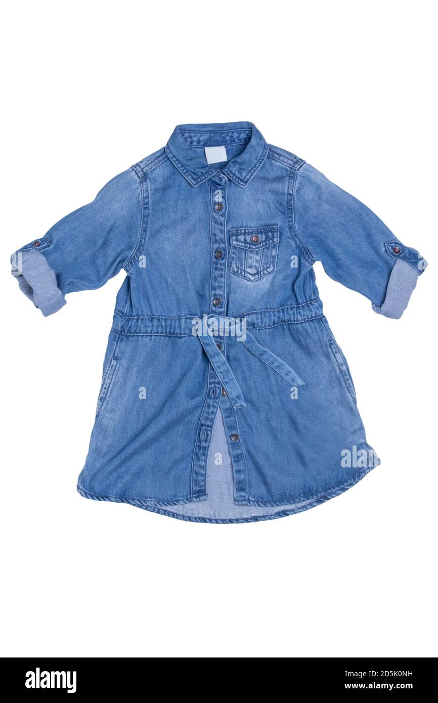 Robe en Jean isolée. Gros plan de la jolie robe jean bleue à manches  longues pour petite fille isolée sur un fond blanc. Mode denim pour enfants  Photo Stock - Alamy