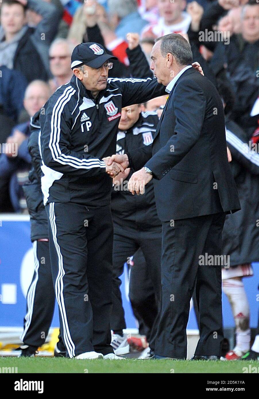 Le directeur de la ville de Stoke, Tony Puis (à gauche), et le directeur de West Ham United, Avram Grant, se secouent la main après le coup de sifflet final. Banque D'Images
