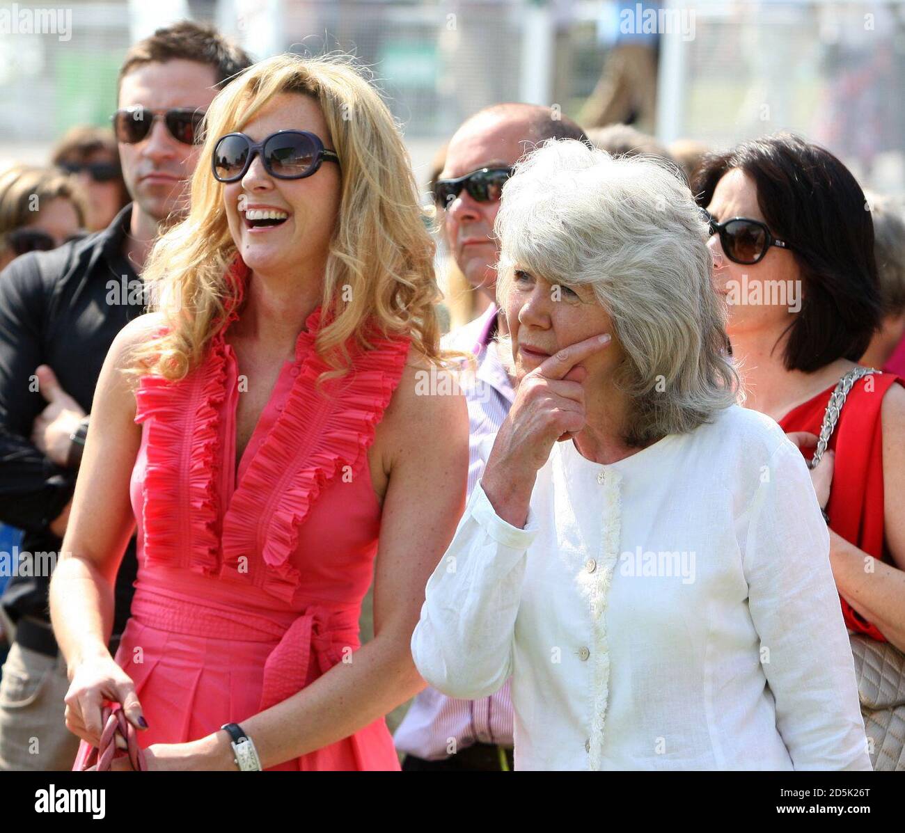 Chanelle McCoy, épouse du champion Jockey Tony McCoy (à gauche) partage une blague avec l'auteur Jilly Cooper Banque D'Images