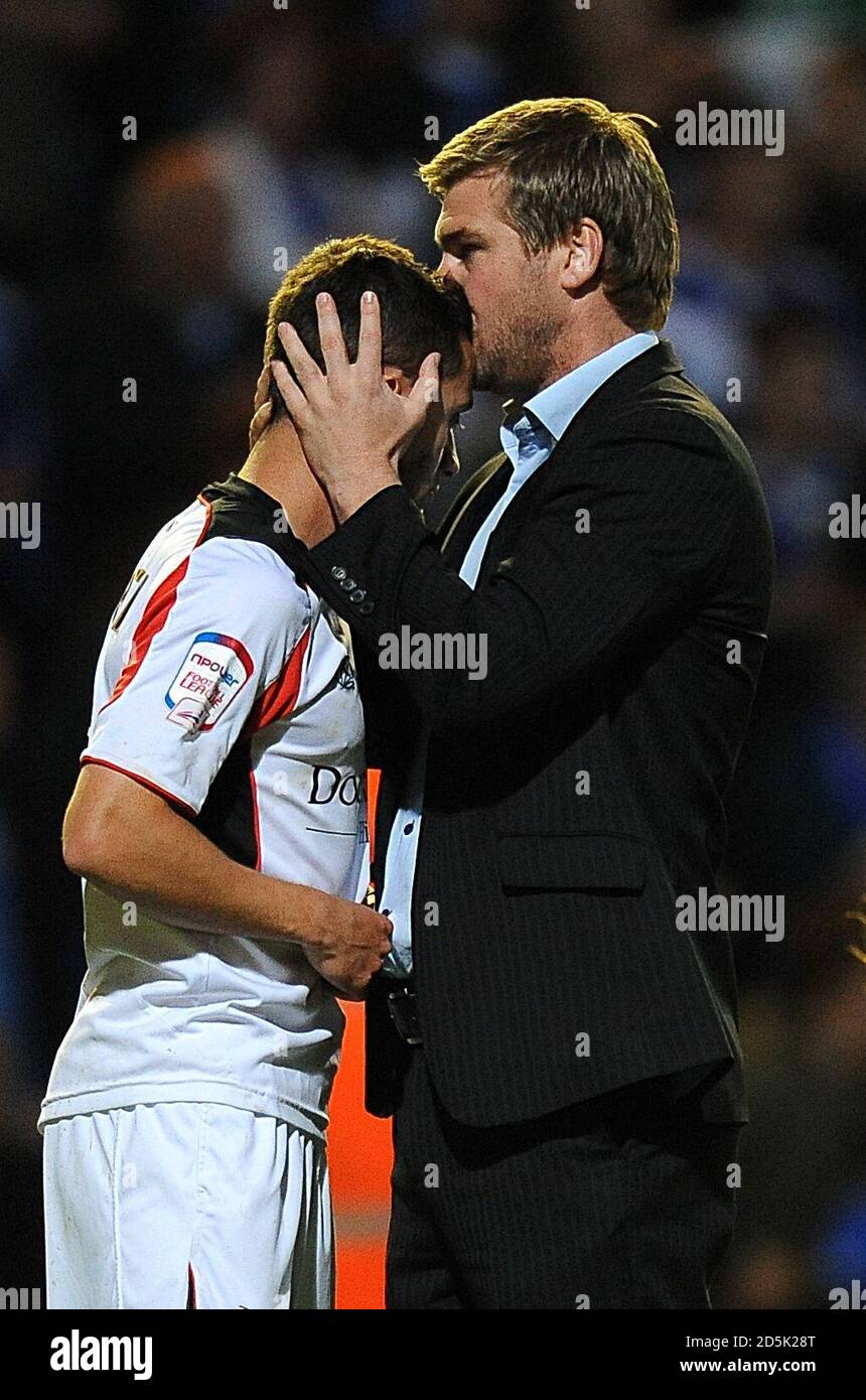 Karl Robinson, le directeur des dons de Milton Keynes, console un Sam abattu Baldock (à gauche) après le sifflet final Banque D'Images