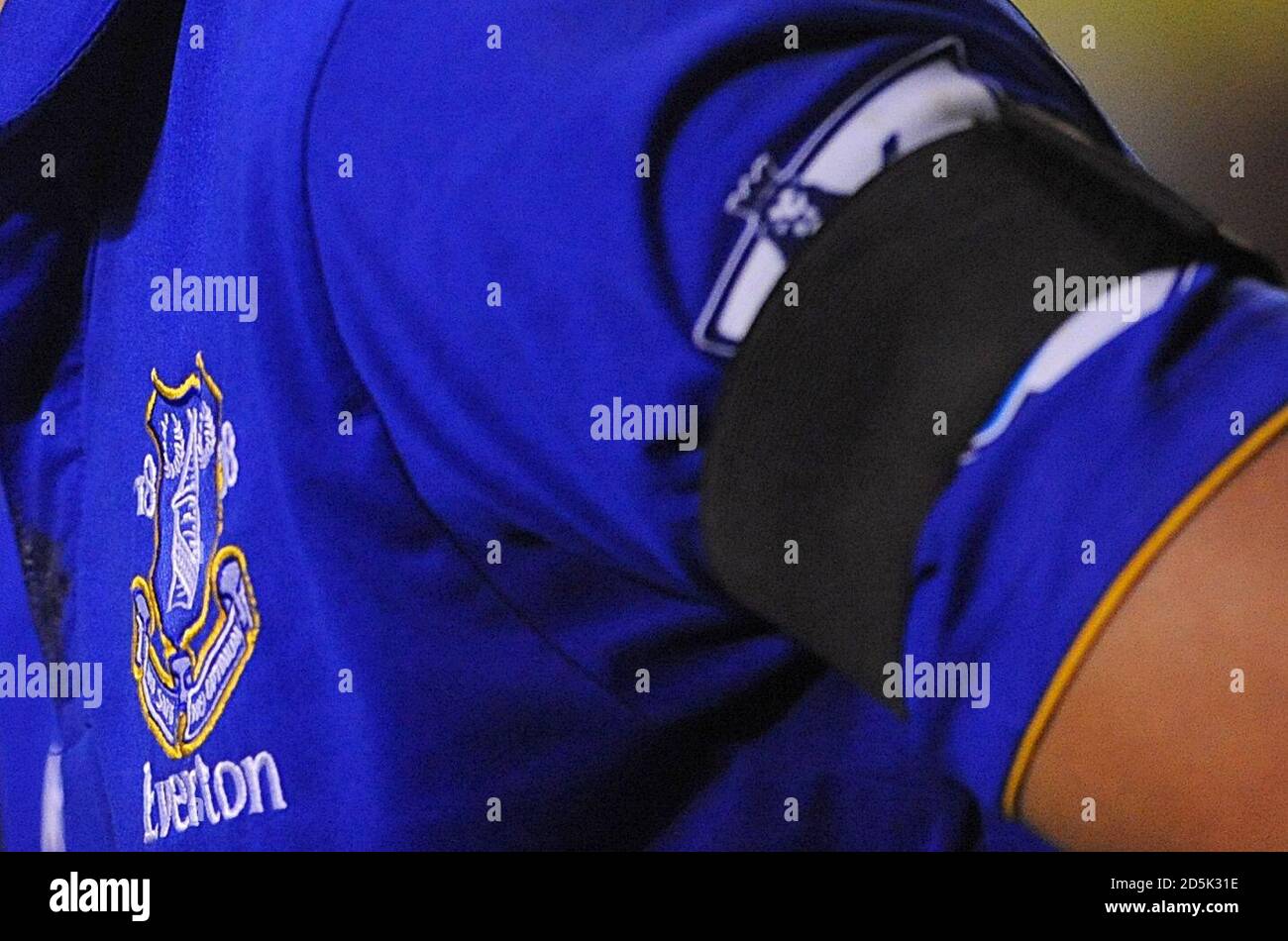 Détail d'un brassard noir porté par Leon Osman d'Everton À la mémoire de Gary Speed Banque D'Images