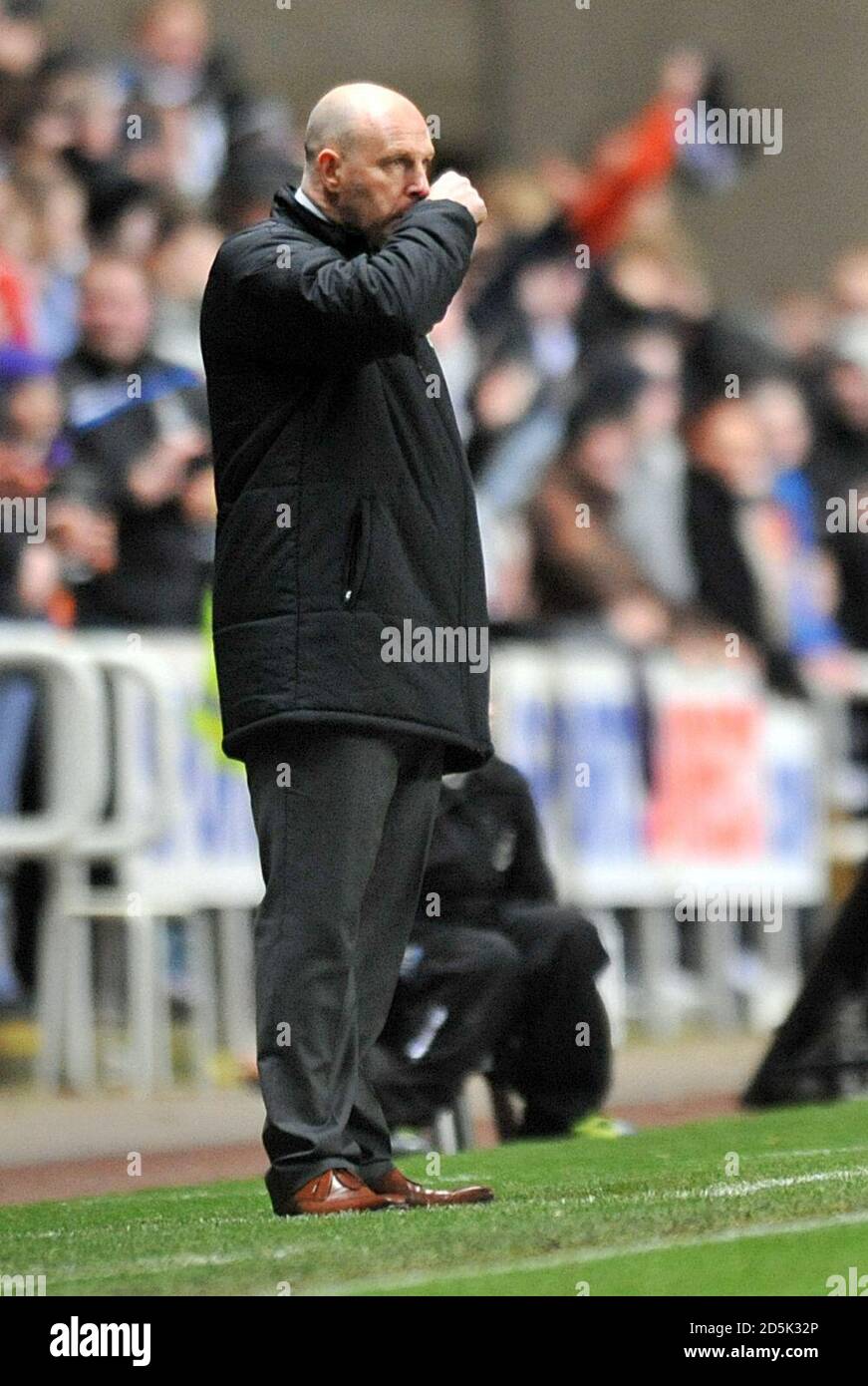 Steve Kean, le directeur de Blackburn Rovers, est tombé comme son côté concéder un objectif de dernière minute pour perdre le match Banque D'Images