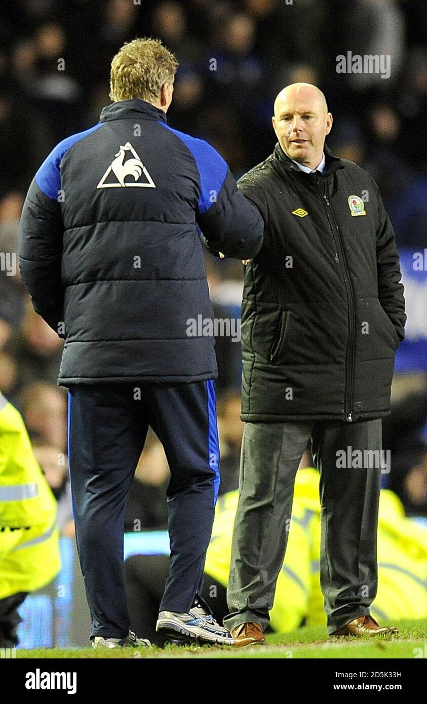 David Moyes, directeur d'Everton (à gauche), se met à la main avec Steve Kean, directeur de Blackburn Rovers, après le coup de sifflet final. Banque D'Images