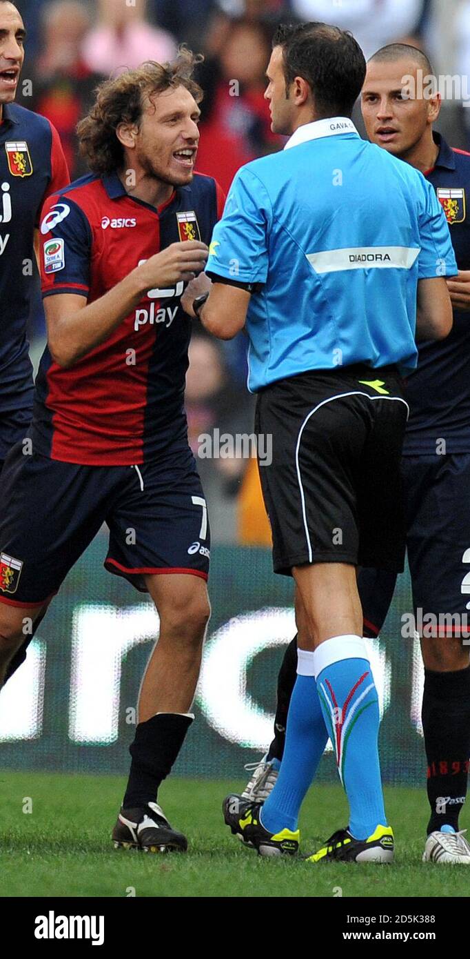 Rossi, Gênes (à gauche) parle à l'arbitre Gava Banque D'Images
