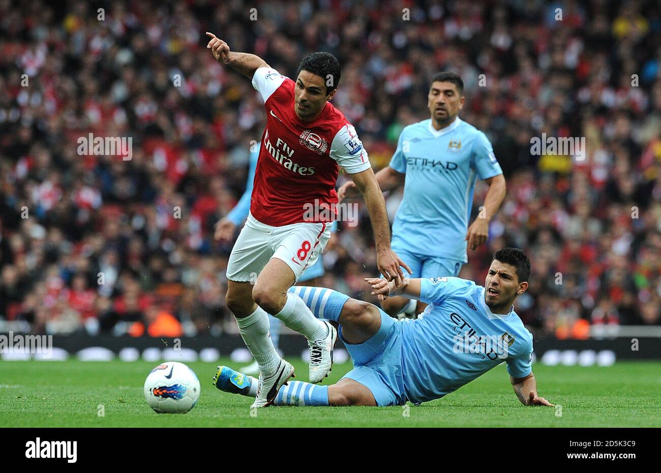 Sergio Aguero de Manchester City (à droite) et Mikel Arteta d'Arsenal pour le ballon Banque D'Images