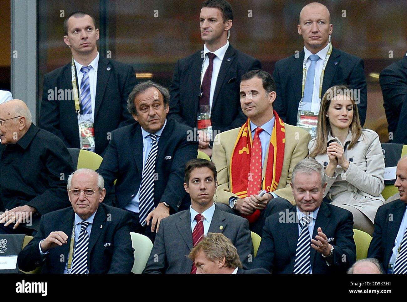 Michel Platini, président de l'UEFA (à gauche) aux côtés de Felipe, prince des Asturies dans les tribunes Banque D'Images