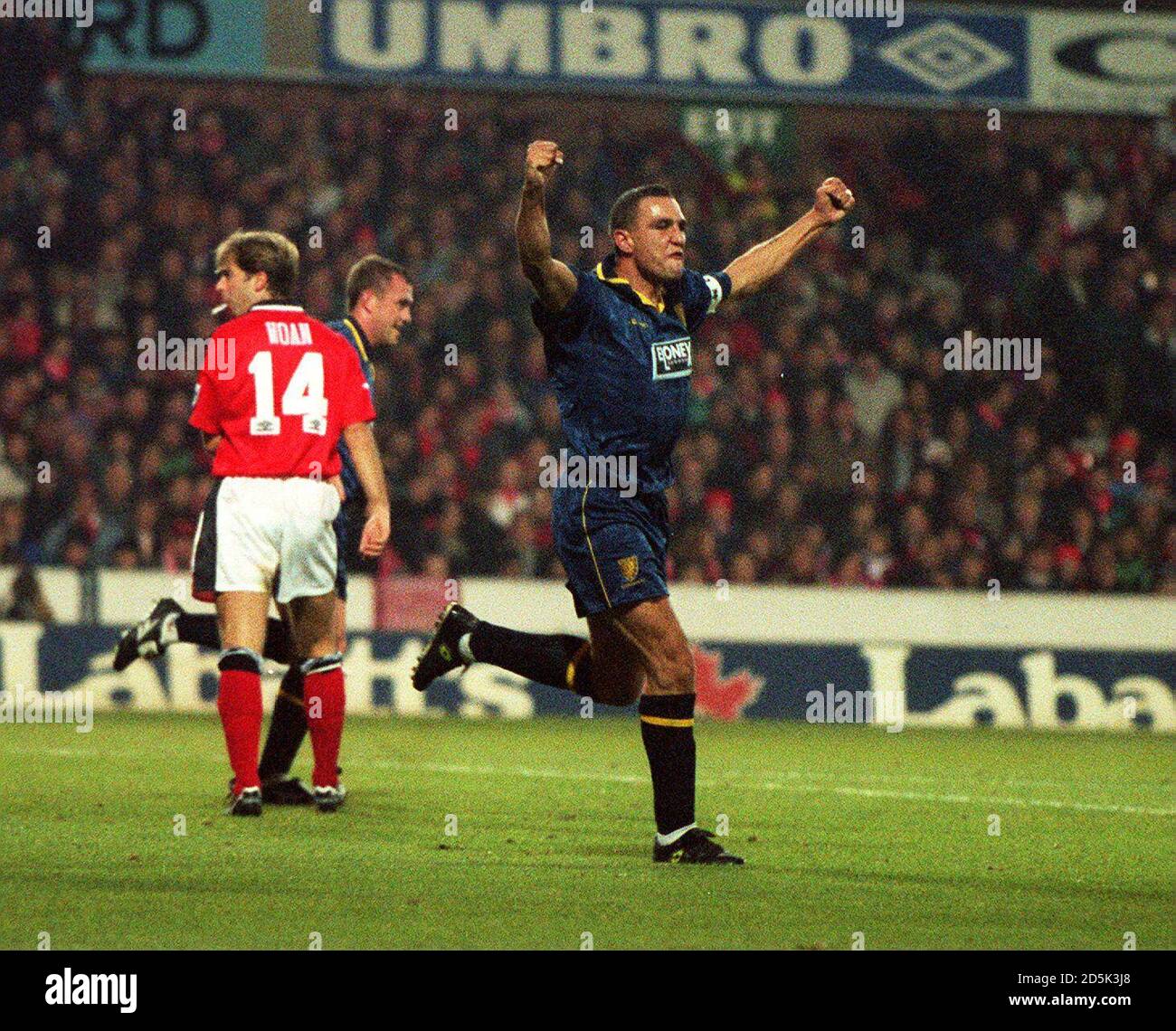 Vinnie Jones de Wimbledon célèbre son but contre la forêt de Nottingham Banque D'Images