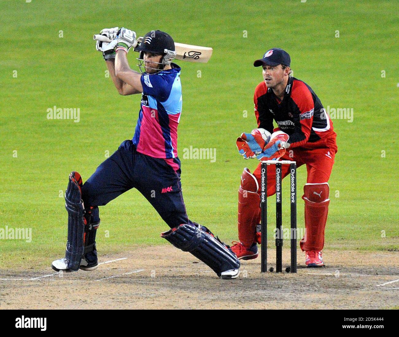 Le gardien de cricket Lancashire Lightning Gareth Cross (à droite) se présente comme les lecteurs Dawid Malam de Middlesex Panthers Banque D'Images