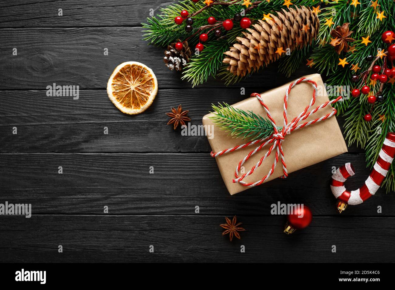 Cadeau vintage avec décorations de noël sur fond en bois noir Banque D'Images