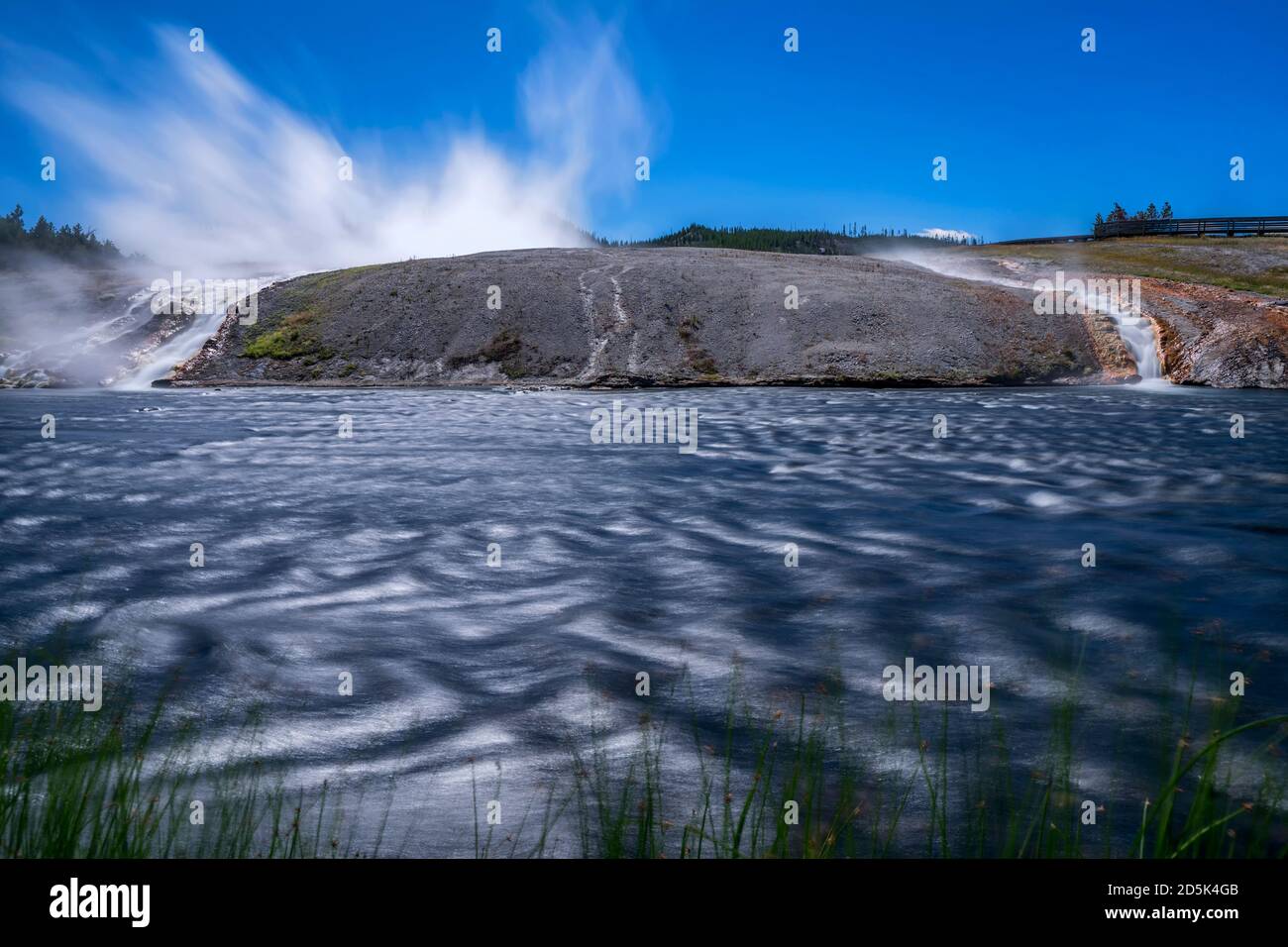 Fort ruissellement de l'Excelsior Geyser à la rivière Firehole, parc national de Yellowstone, Wyoming, États-Unis Banque D'Images