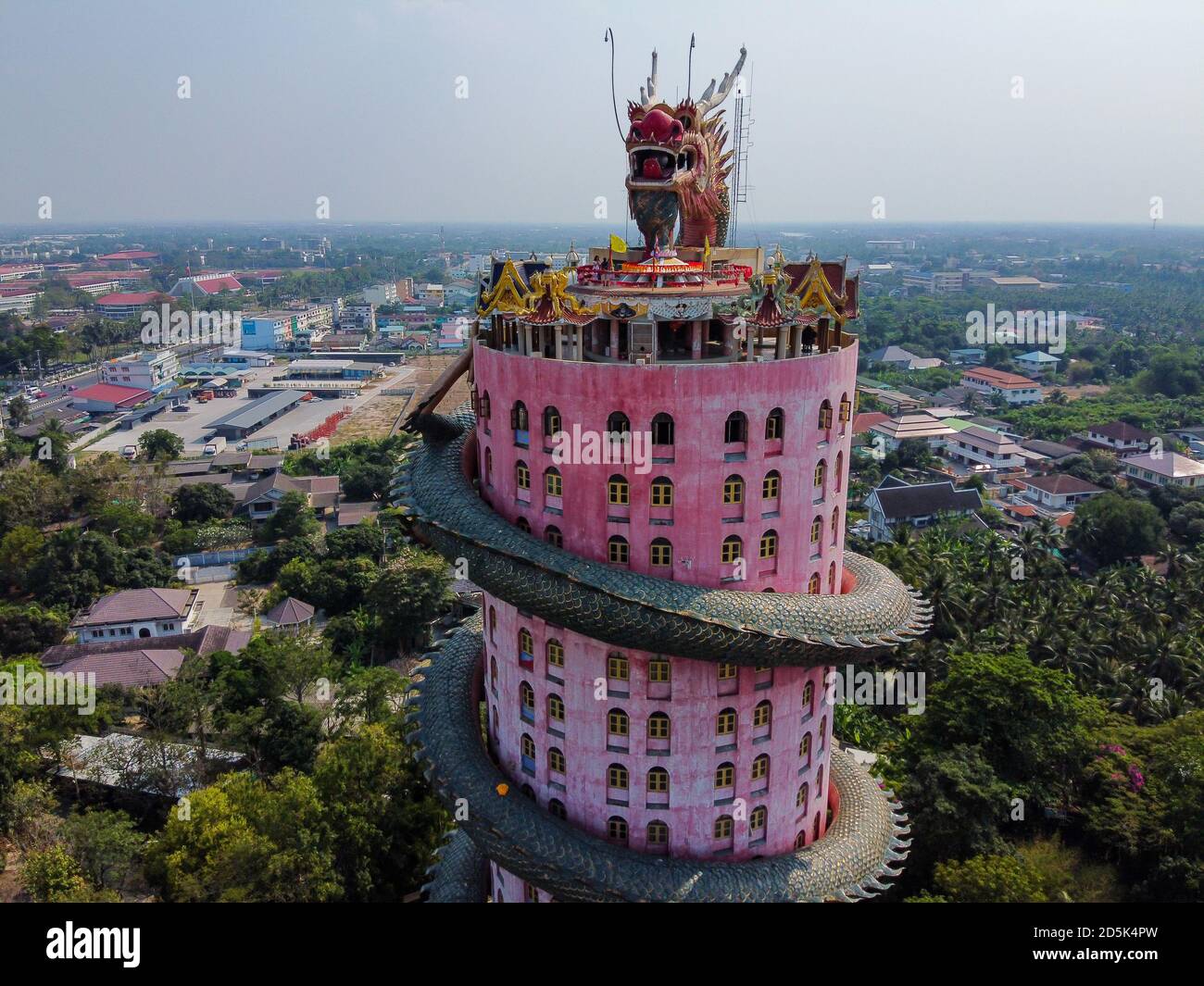 Vue aérienne du Temple du Dragon Wat Samphran dans le district de Sam Phran, dans la province de Nakhon Pathom, près de Bangkok, Thaïlande. Banque D'Images
