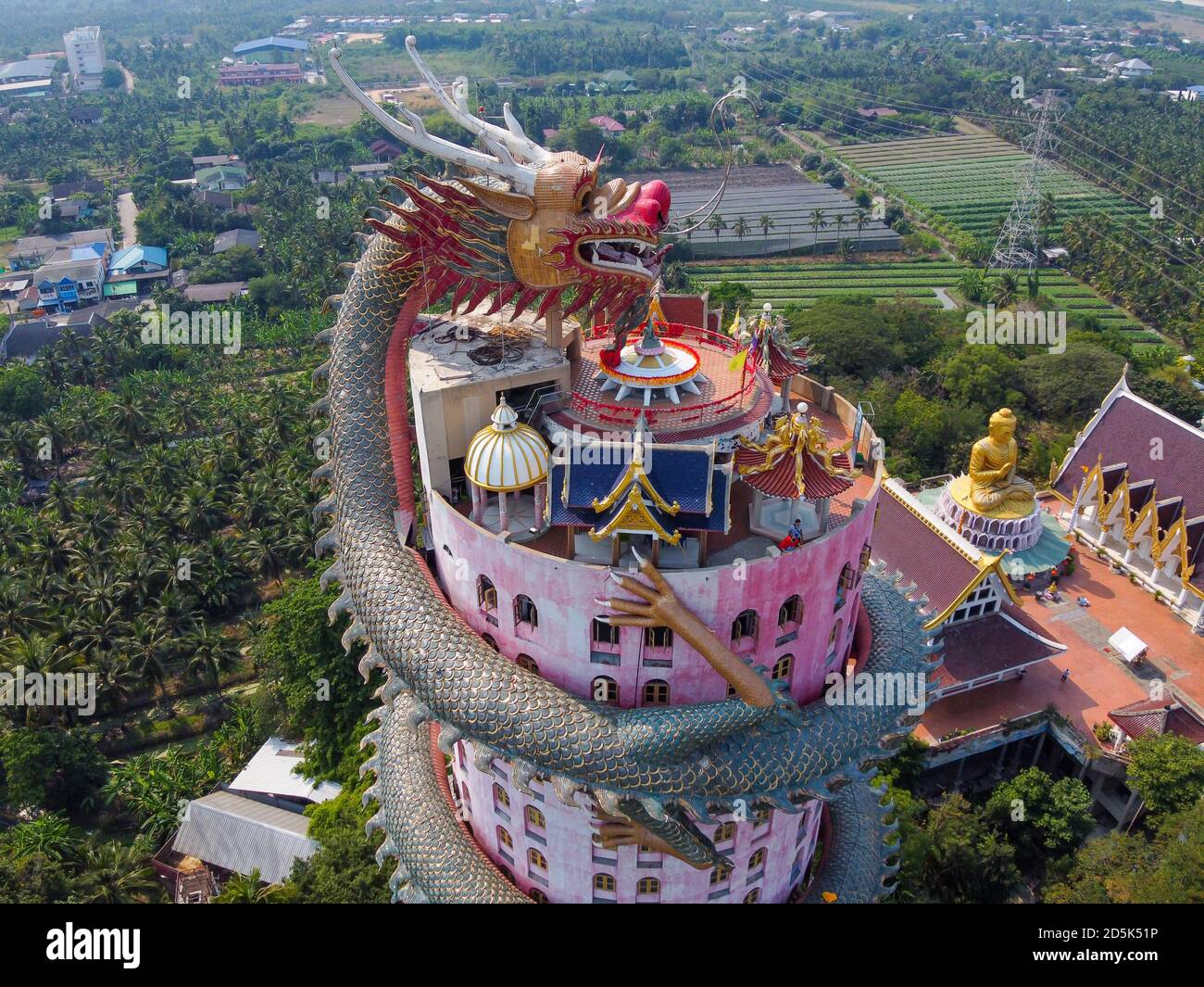 Vue aérienne du Temple du Dragon Wat Samphran dans le district de Sam Phran, dans la province de Nakhon Pathom, près de Bangkok, Thaïlande. Banque D'Images