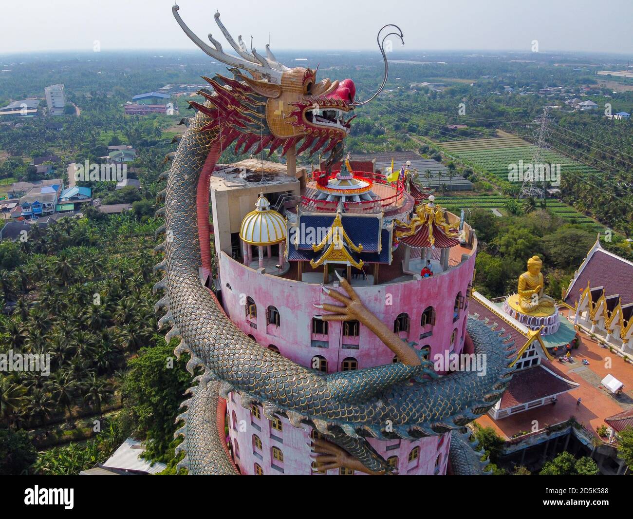 Vue aérienne du Temple du Dragon Wat Samphran dans le district de Sam Phran, dans la province de Nakhon Pathom, près de Bangkok, Thaïlande. Banque D'Images