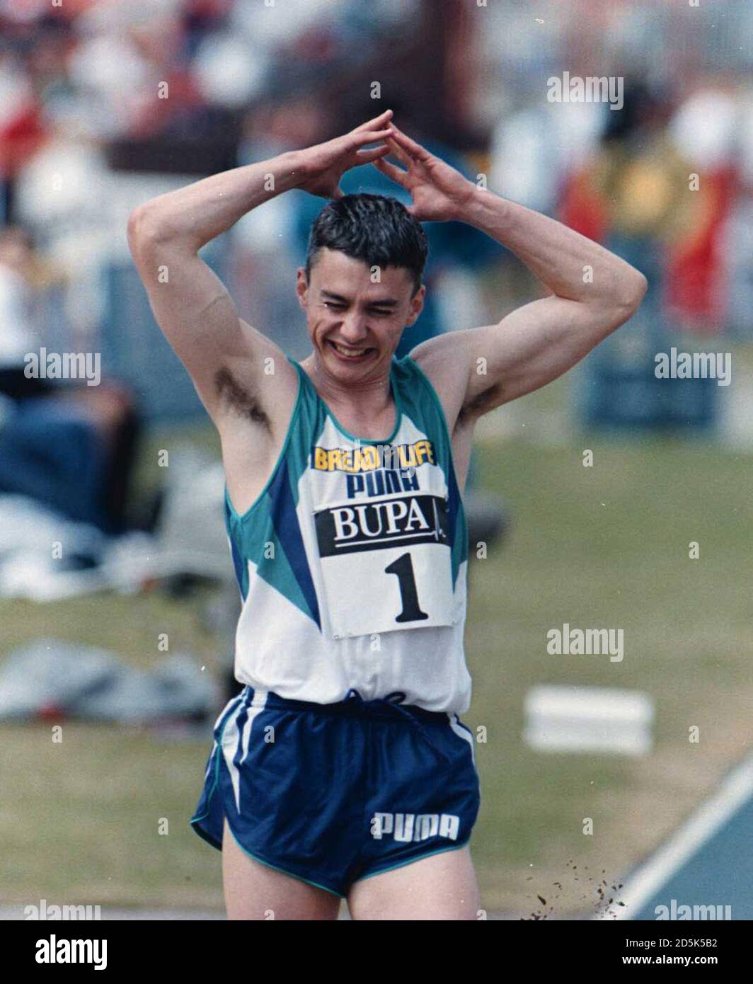 2.7.95... Jeux de Gateshead ...Triple Jump .... Jonathan Edwards ne peut pas croire sa malchance car il voit un saut du record du monde de 18.02 invalidé par un vent hors-limite Banque D'Images