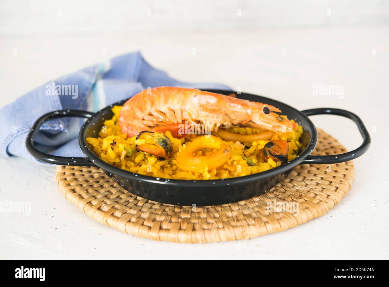 Paella cuisine espagnole typique dans fond de granit Banque D'Images