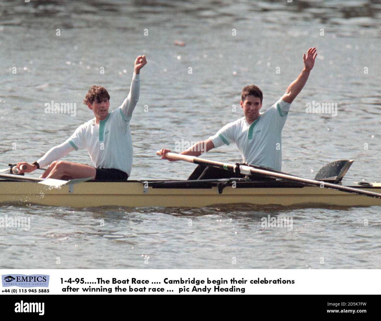 1-4-95. La course de bateau .... Cambridge commence leurs célébrations après avoir gagné la course de bateau Banque D'Images