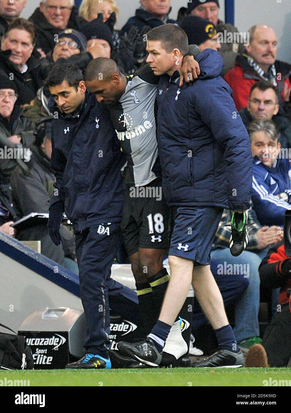 Jermain Desoe (centre) de Tottenham Hotspur quitte le terrain avec un blessures Banque D'Images