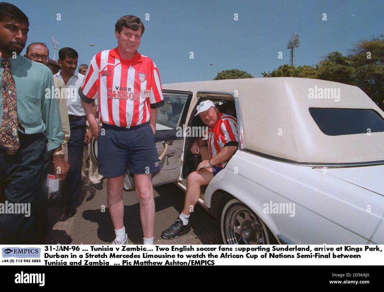 31-JAN-96 ... Tunisie contre Zambie. Deux fans de football anglais soutenant Sunderland, arrivent à Kings Park, Durban, Afrique du Sud, dans une limousine Mercedes extensible pour assister à la demi-finale de la coupe africaine des nations entre la Tunisie et la Zambie Banque D'Images