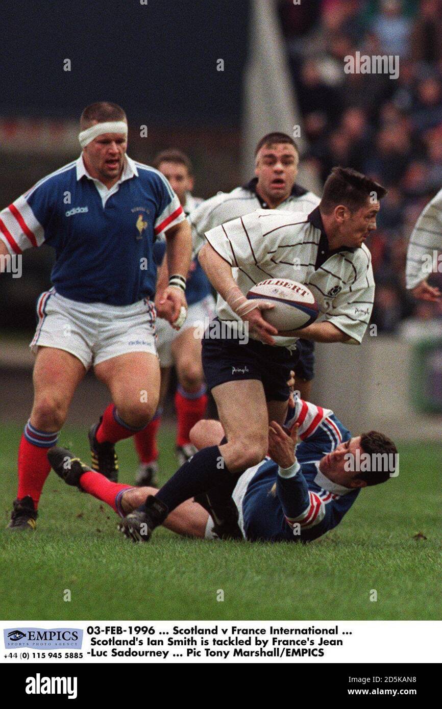 03-FÉV-1996 ... Ecosse / France International ... Ian Smith en Écosse est attaqué par Jean-Luc Sadourney en France Banque D'Images