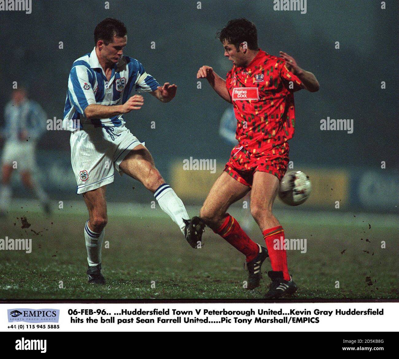 02-FÉV-1996 ... Huddersfield / Peterborough United ... Kevin Gray Huddersfield passe devant Sean Farrell, United Banque D'Images
