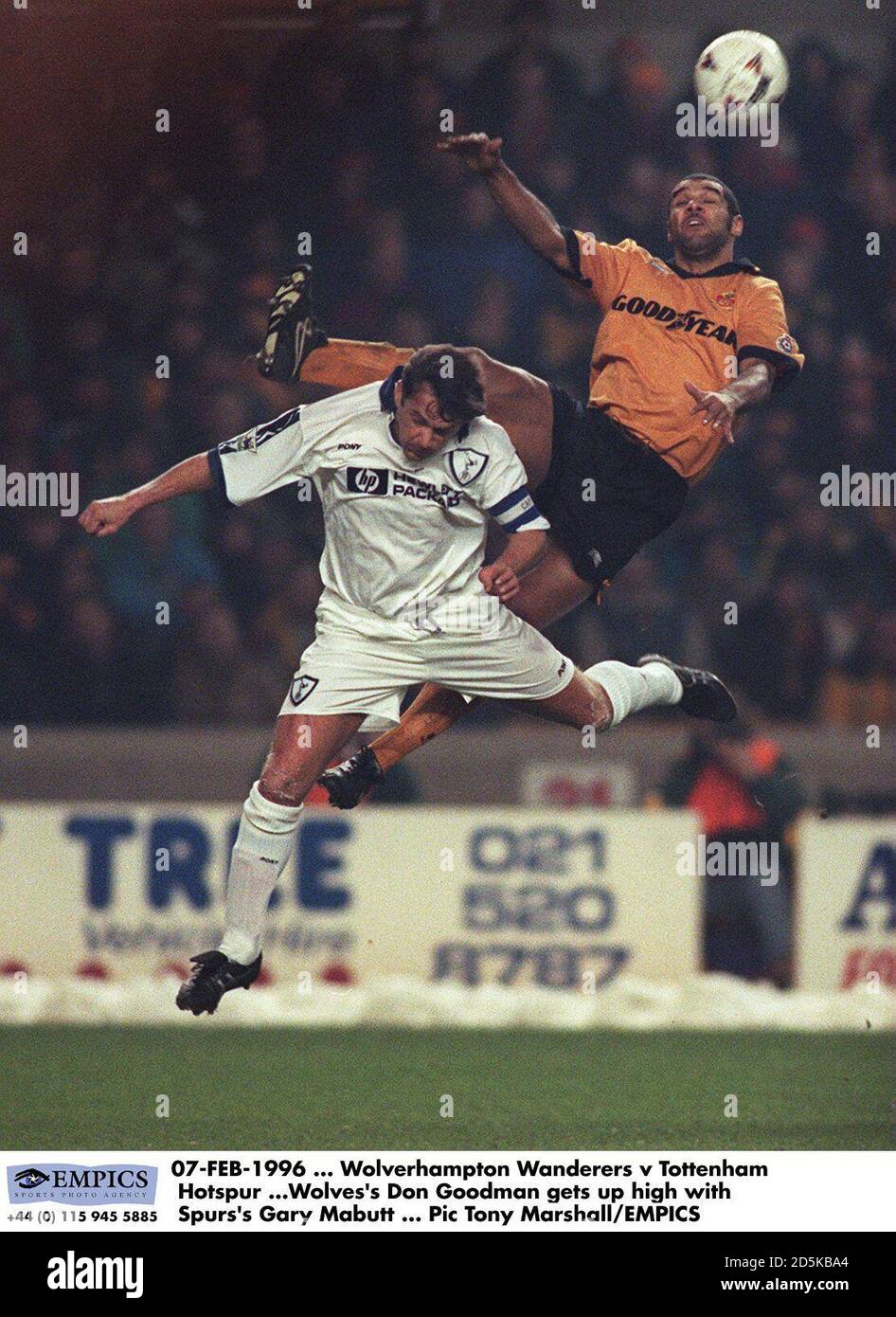 07-FÉV-1996 ... Wolverhampton Wanderers / Tottenham Hotspur ...Don Goodman de Wolves se relève avec Gary Mabutt de Spurs Banque D'Images