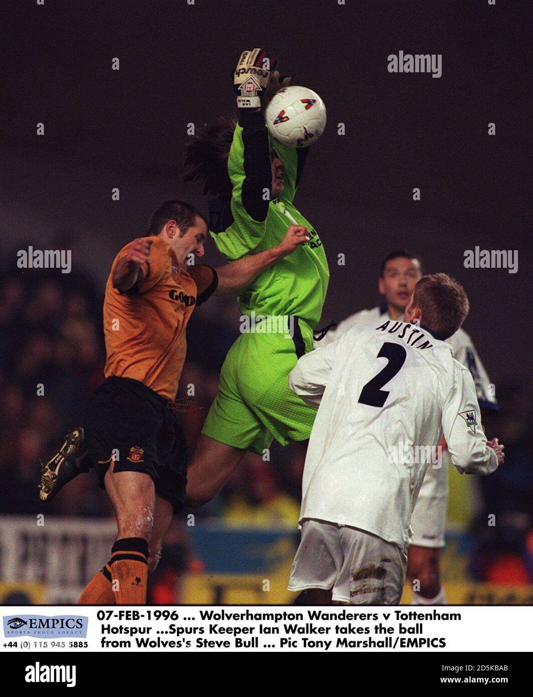 07-FÉV-1996 ... Wolverhampton Wanderers v Tottenham Hotspur ...Spurs Keeper Ian Walker prend le ballon de Steve Bull de Wolves Banque D'Images