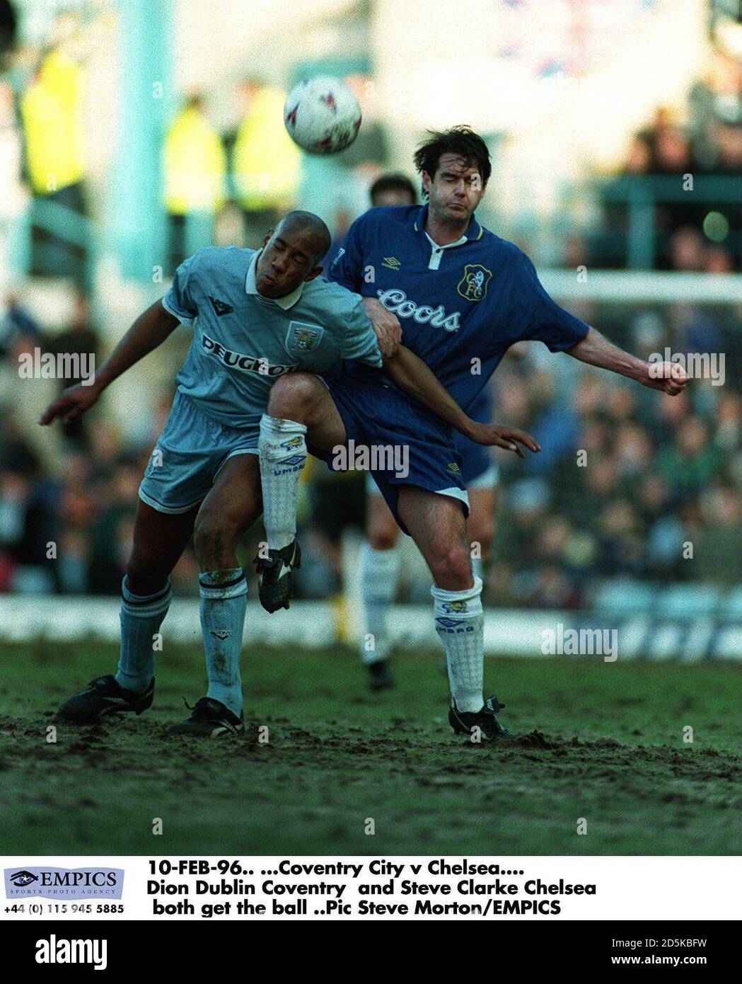 10-FÉV-96. ...Coventry City / Chelsea. Dion Dublin (Coventry) et Steve Clarke (Chelsea) ont tous deux le ballon Banque D'Images